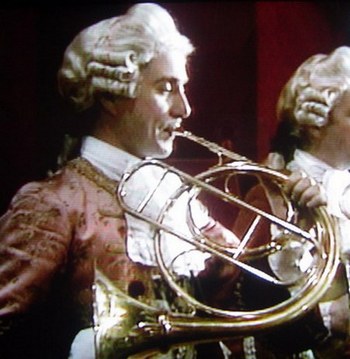 Cor d'harmonie baroque avec tons de rechange avec la technique des sons bouchés par la main dans le pavillon. English Bach Festival. D.R.